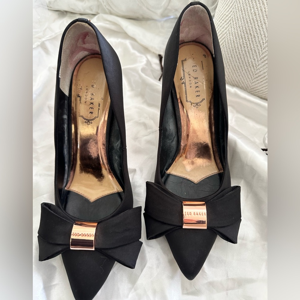 TED BAKER Black Heels, Bow and Rose Gold Accents. GORGEOUS - Like New